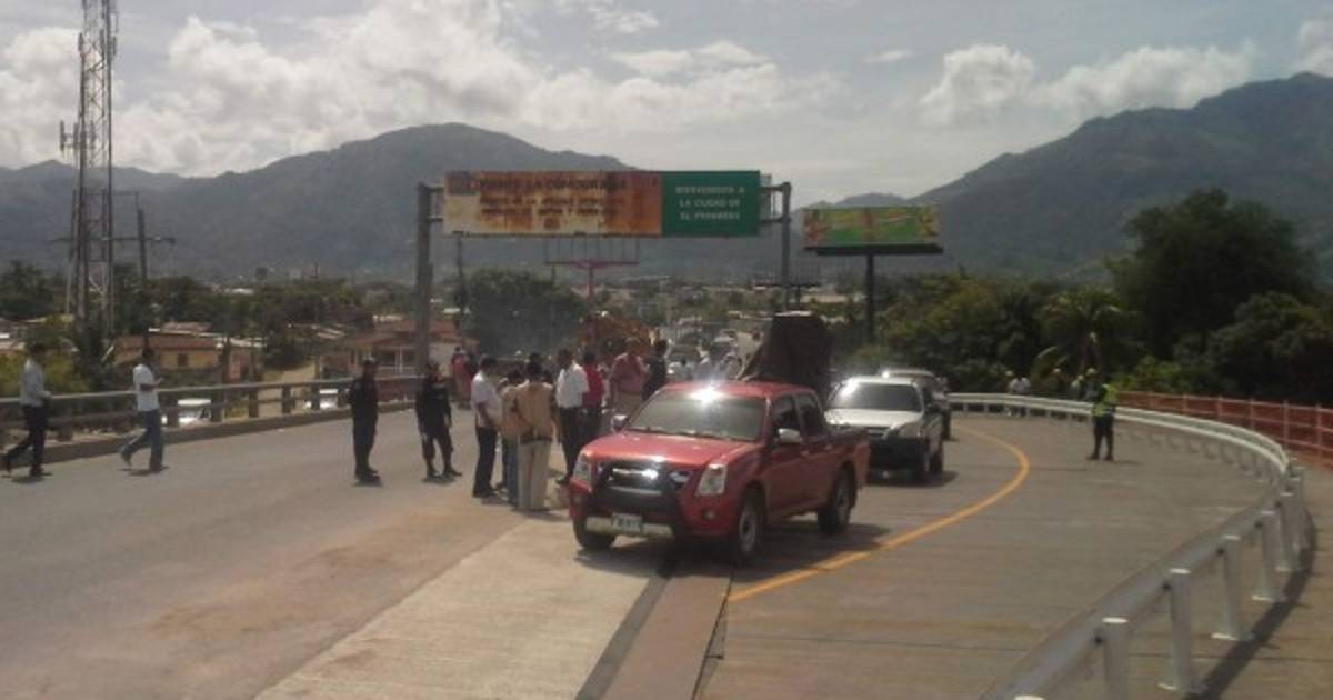 Desvían tránsito vehicular sobre el puente de El Progreso, Yoro