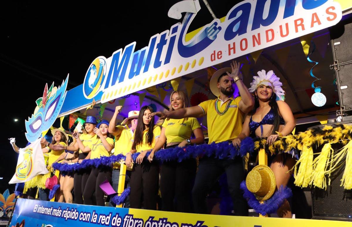 Miles disfrutaron del desfile de carrozas y carnaval juniano