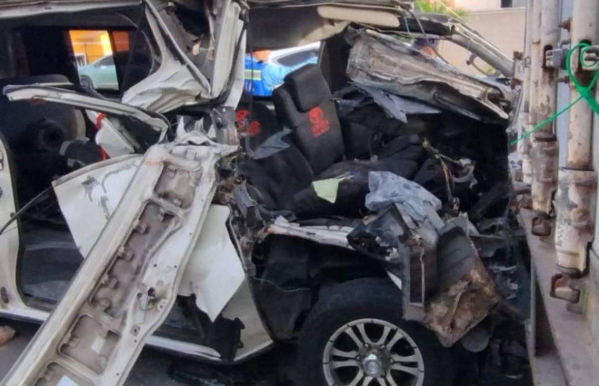 En el bus accidentado iban al menos 14 personas; ocho de ellas resultaron heridas y una mujer falleció.