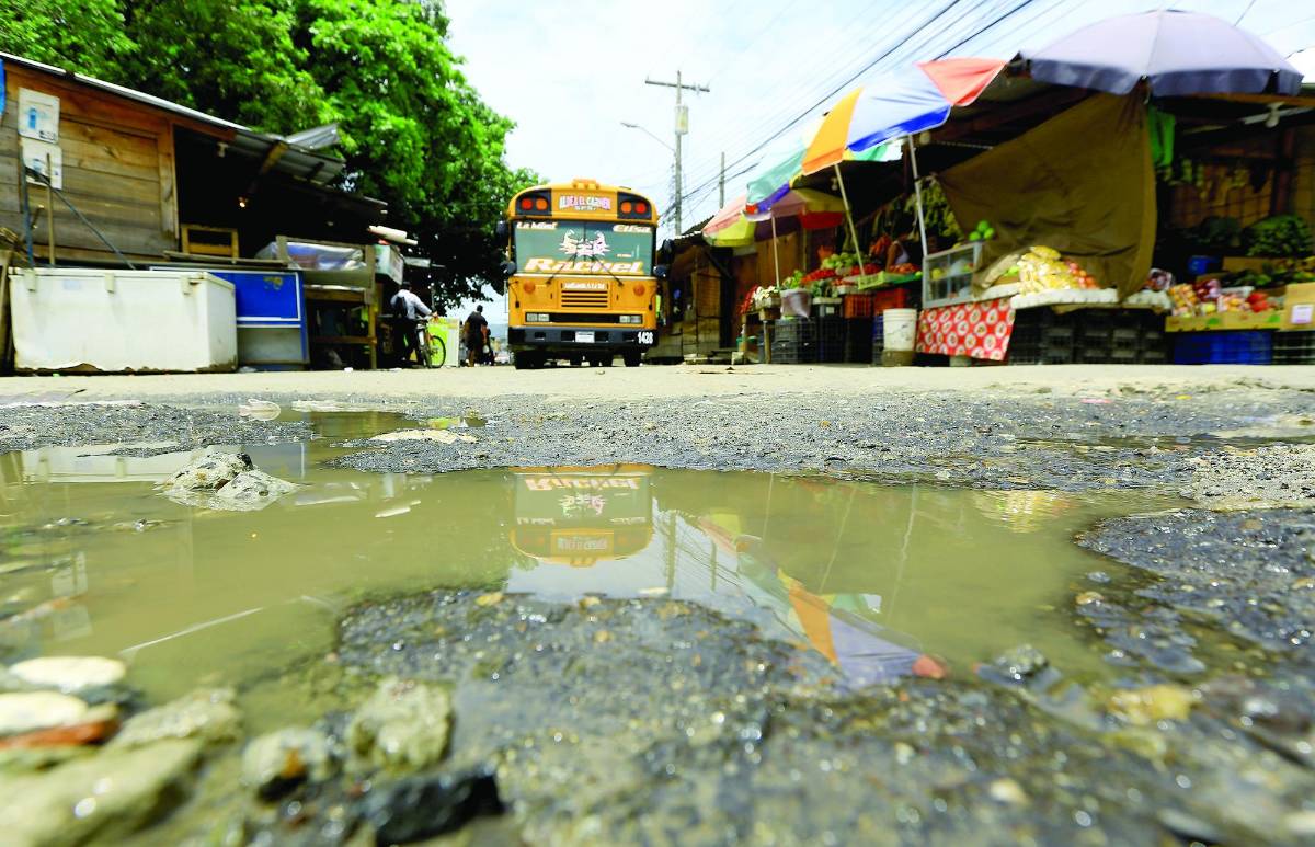 Las calles de los mercados son las que muestran más daños, pero también comienzan a aparecer baches en los bulevares.
