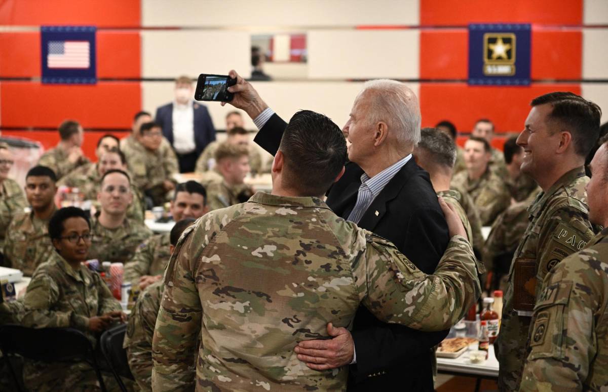 Biden visita a los soldados estadounidenses en la frontera con Ucrania