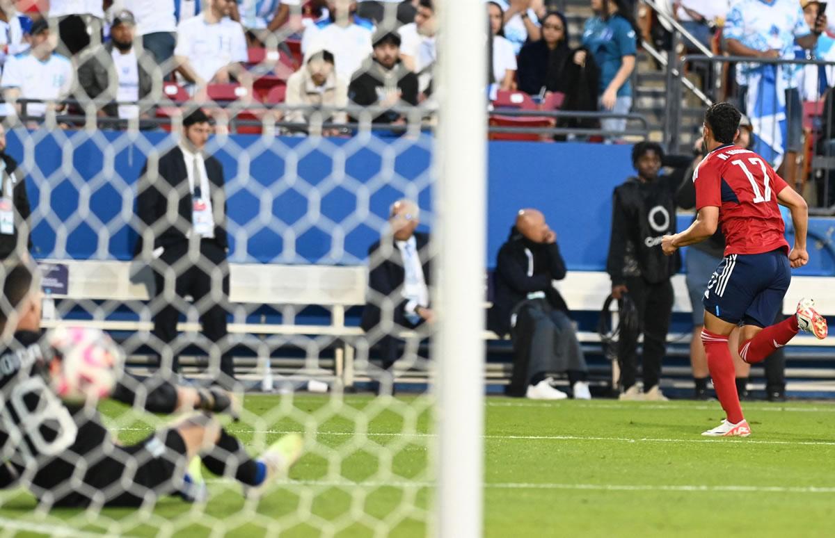 Warren Madrigal corriendo a celebrar su golazo que fue imposible para Jonathan Rougier.