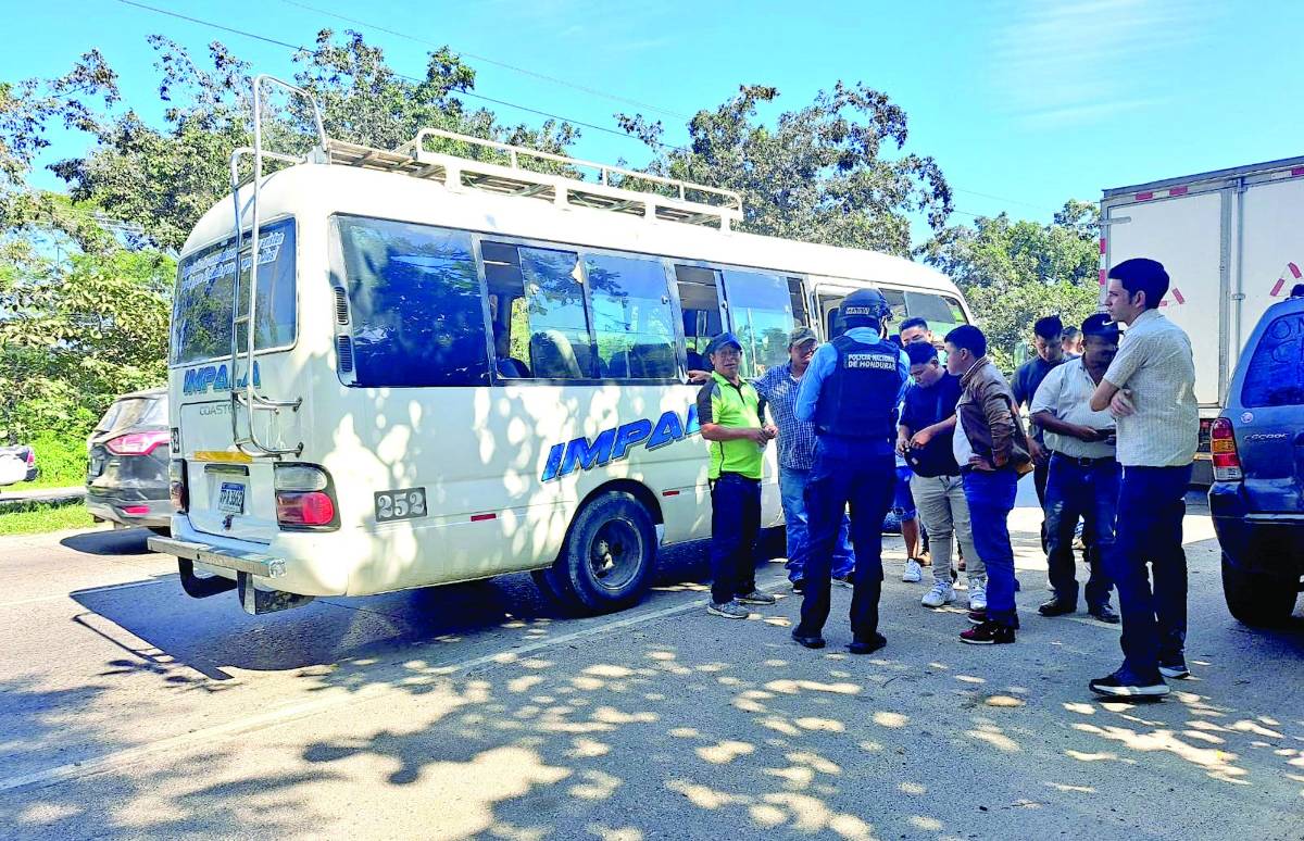 <b>Agentes policiales realizan operativos en una unidad de transporte.</b>