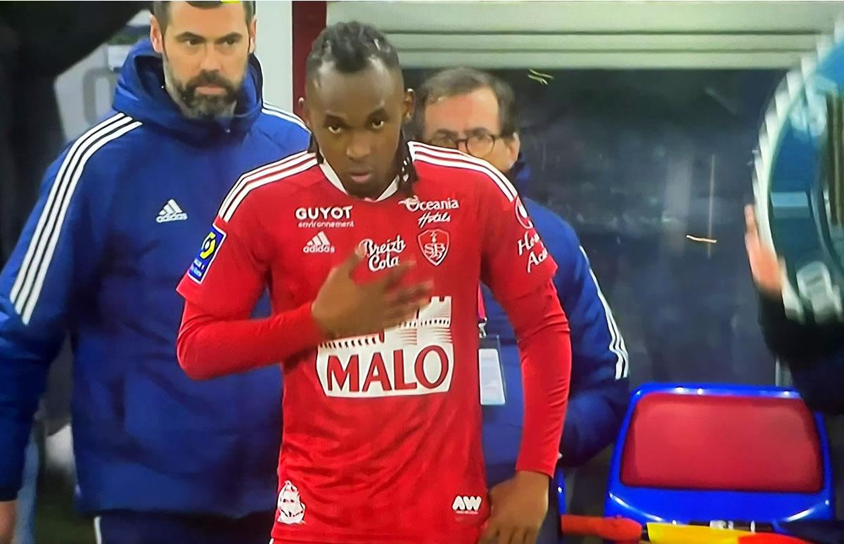 Alberth Elis cuando iba a entrar de cambio en el partido frente al Lyon.