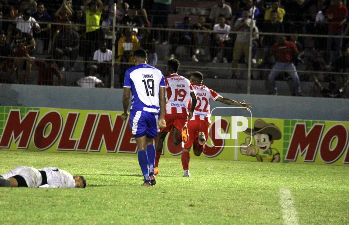 Alexander ‘La Ficha’ Aguilar corre a celebrar su gol para el 1-1 del Vida.