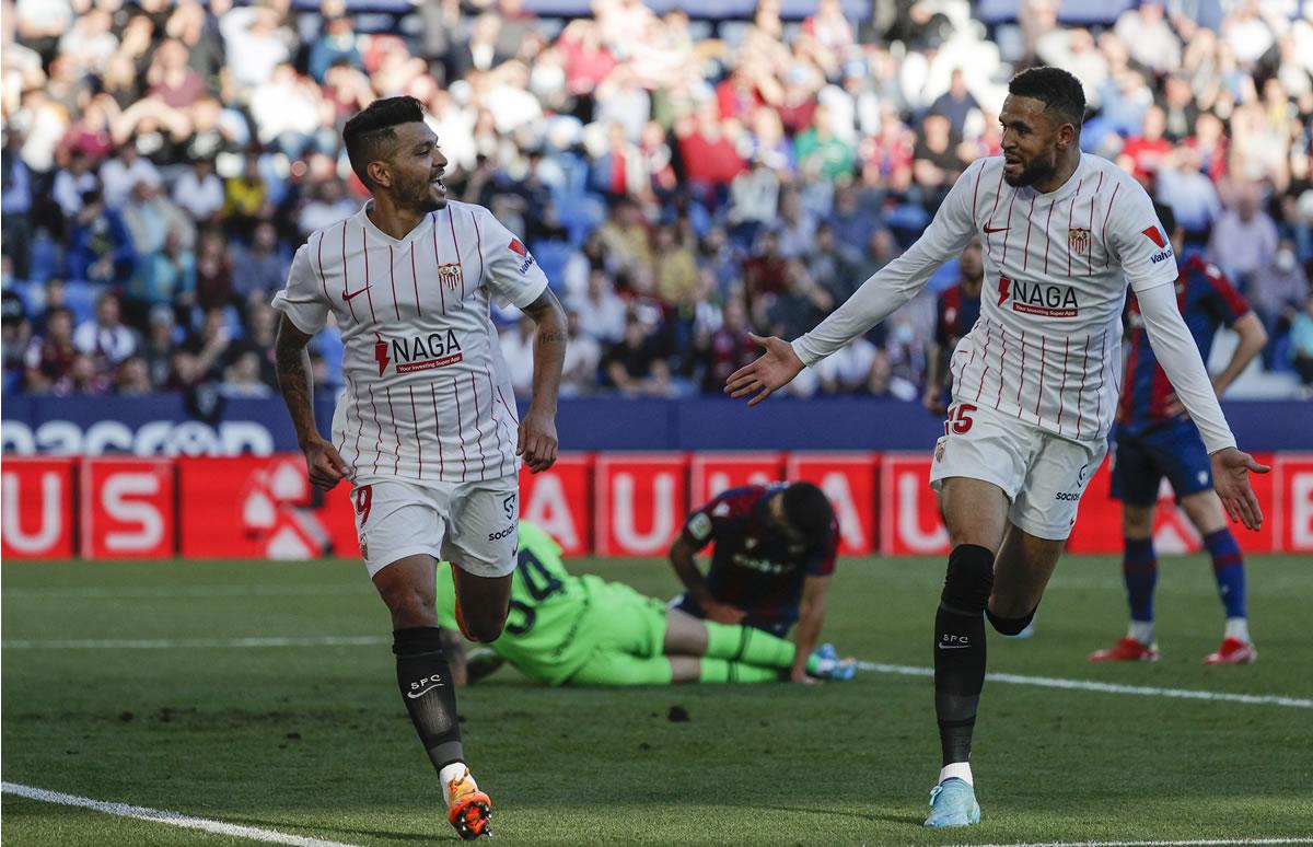 El mexicano ‘Tecatito‘ Corona celebrando su gol contra el Levante.