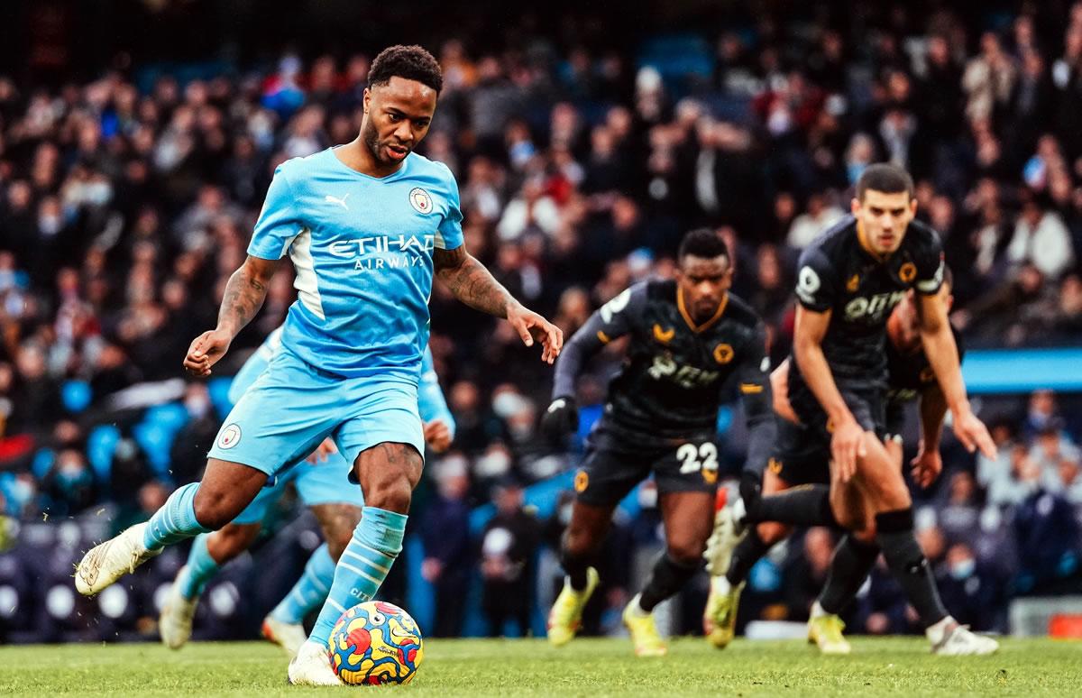 El lanzamiento de penal de Raheem Sterling para el triunfo del Manchester City.