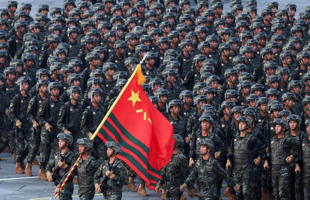China muestra su “imparable” avance militar con drones, misiles y robots en desfile