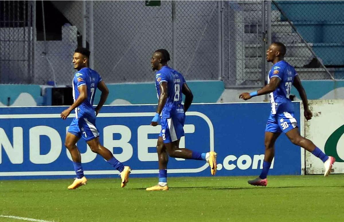 Alexy Vega celebrando su golazo en el estadio Nacional Chelato Uclés.