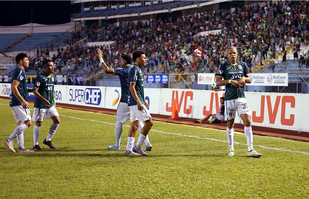 La celebración de Edis Ibargüen tras su primer gol en la Liga Nacional de Honduras.