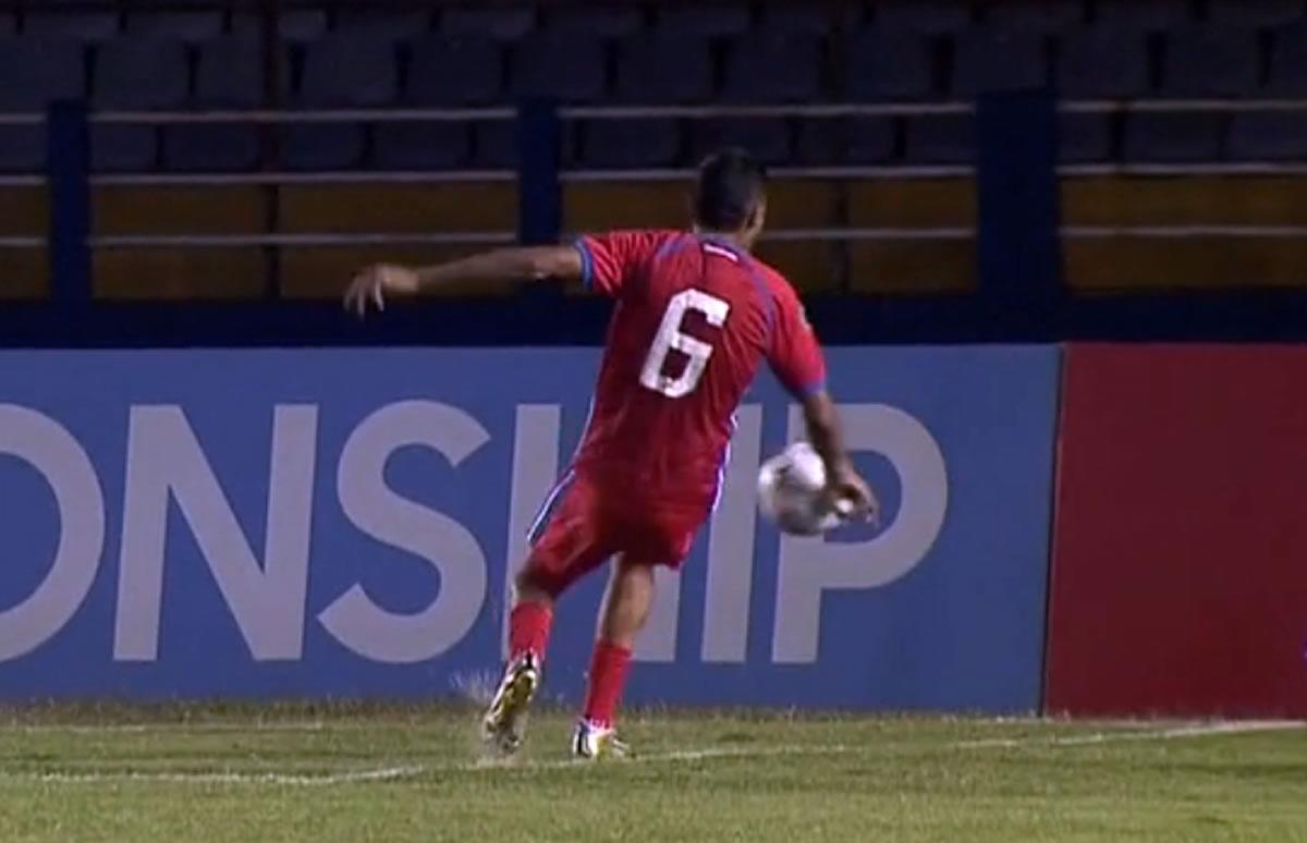 Momento en donde el balón impactó en la mano del defensor panameño <b>Anel Ryce.</b>