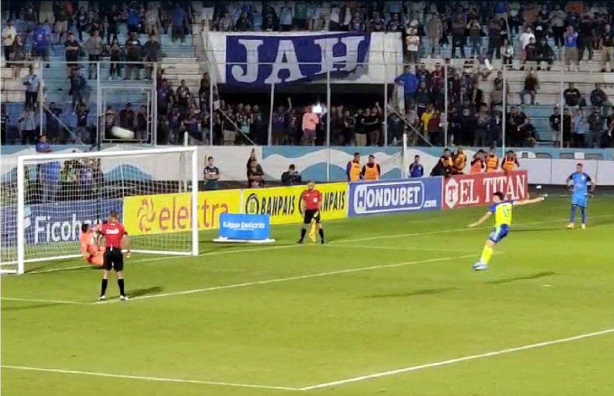 Así falló su penal el argentino José Pablo Soda.