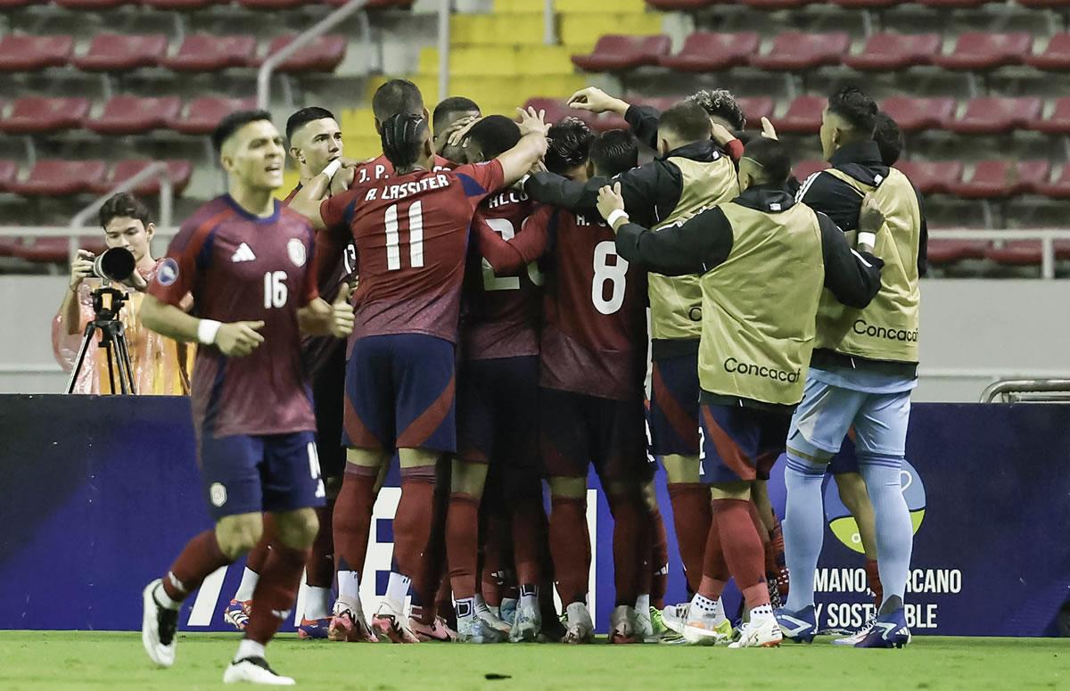 Jugadores de Costa Rica celebran un gol este jueves, en un partido la jornada 1 de la Liga de Naciones Concacaf entre Costa Rica y Guadalupe en el estadio...