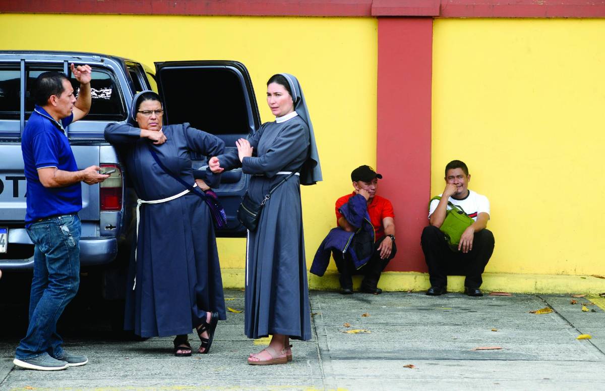 Familiares de las hermanas Heidy Pamela y Heilin Cristina Núñez y de su compañera de monasterio Rubí Conzuelo Mendoza reclamaron sus cuerpos ayer en la morgue de Medicina Forense. Monjas del convento Nuestra Señora de Fátima acompañaron a los parientes de las tres jóvenes que se ahogaron en las playas de la aldea Triunfo de la Cruz en Tela.