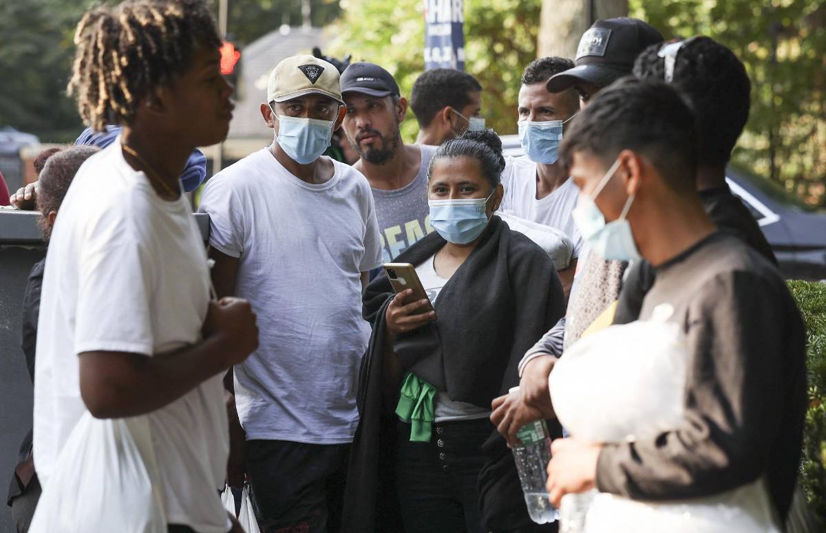 Demandan a gobernador de Florida tras enviar migrantes a Martha’s Vineyard