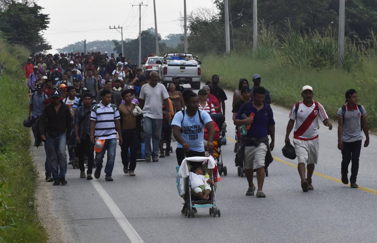 Dos caravanas migrantes avanzan por México pese a obstáculos