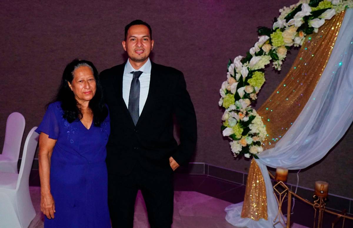 Llenos de promesas llegan al altar Rommel y Vanessa