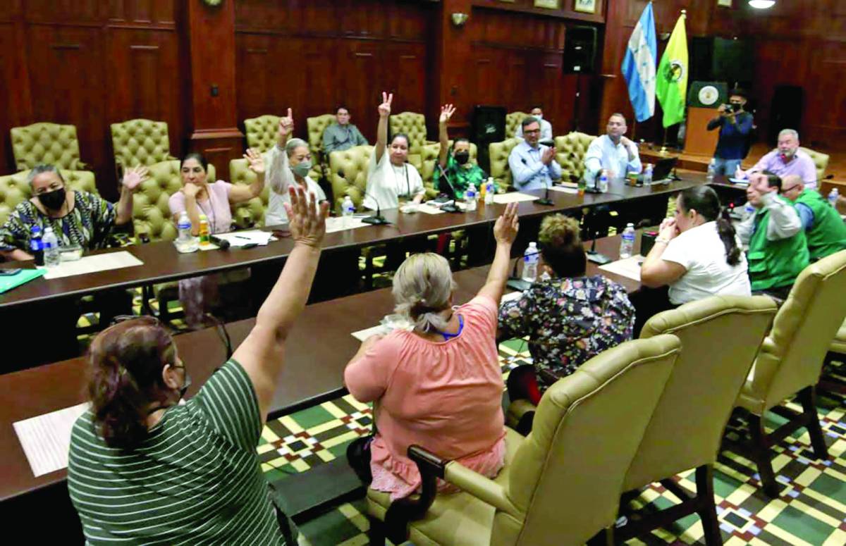 El alcalde Roberto Contreras sostuvo una reunión con los locatarios del mercado.