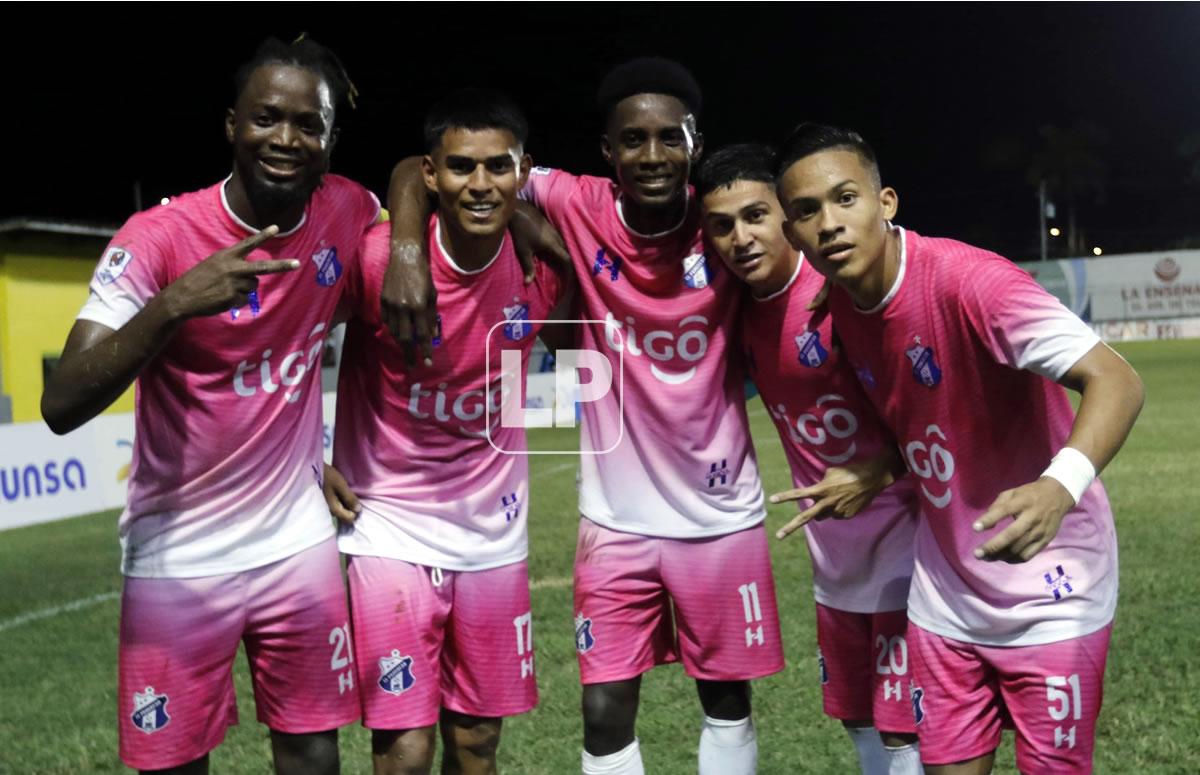 Jugadores del Honduras Progreso celebrando el gol de José Ángel Domínguez.