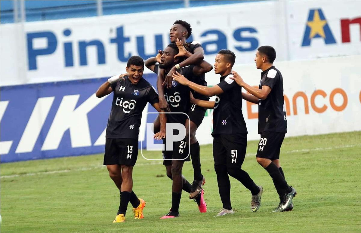 Los jugadores del Honduras Progreso festejan el gol de Geovany Martínez.