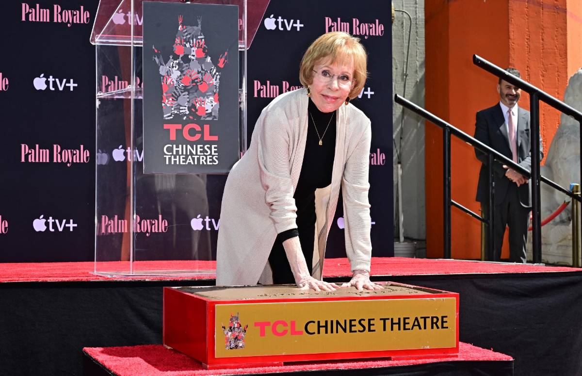 Carol Burnett inmortaliza sus huellas en el Paseo de la Fama de Hollywood
