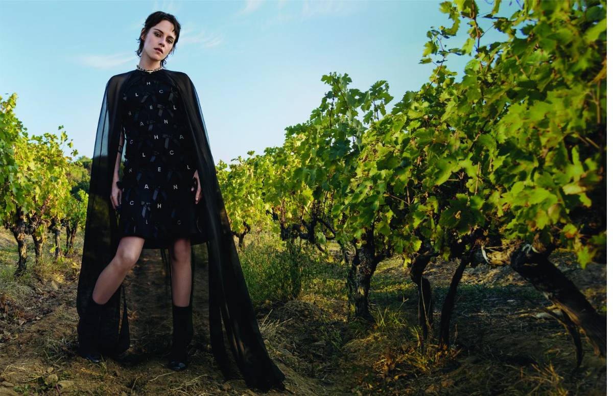 Posa Kristen Stewart para colección de Chanel