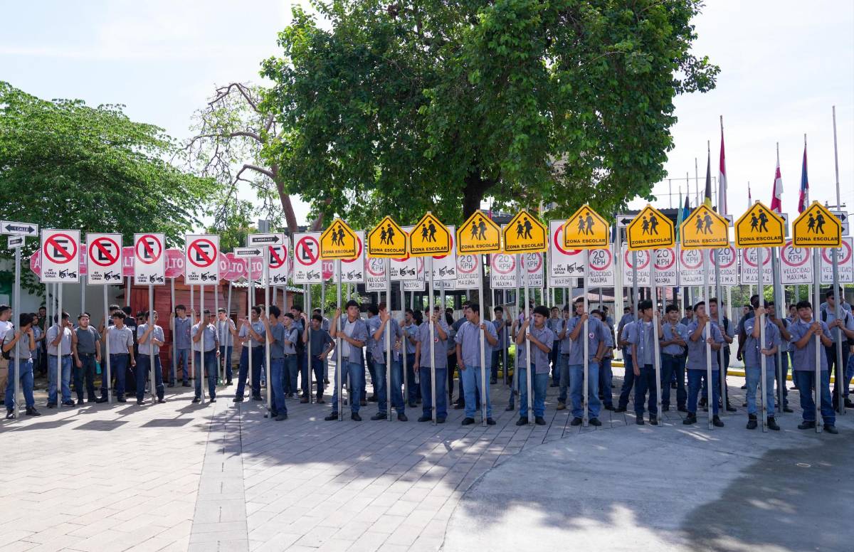 Estudiantes de centros técnicos fabrican rótulos con señales de tránsito en SPS