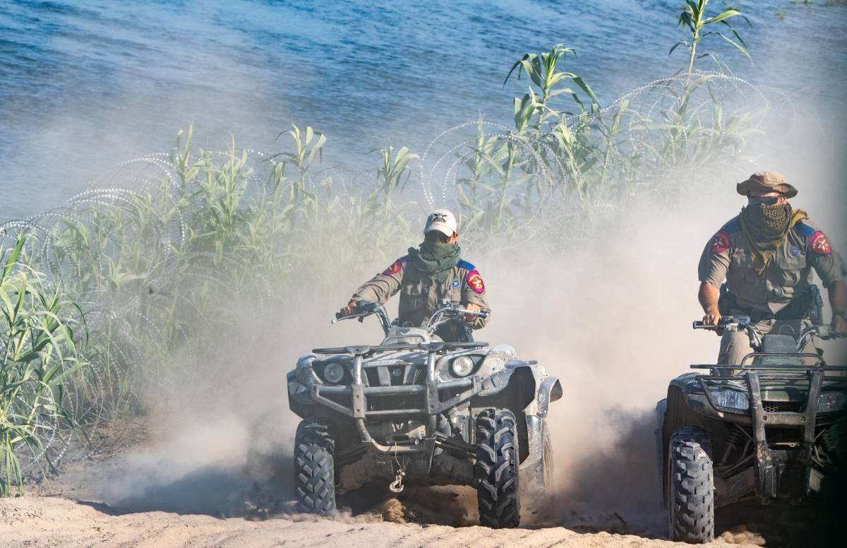 Agentes de la Patrulla Fronteriza de Texas vigilan el río Bravo.