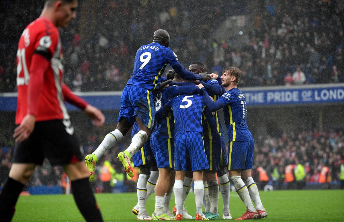 Jugadores del Chelsea celebrando el gol de Ben Chilwell.