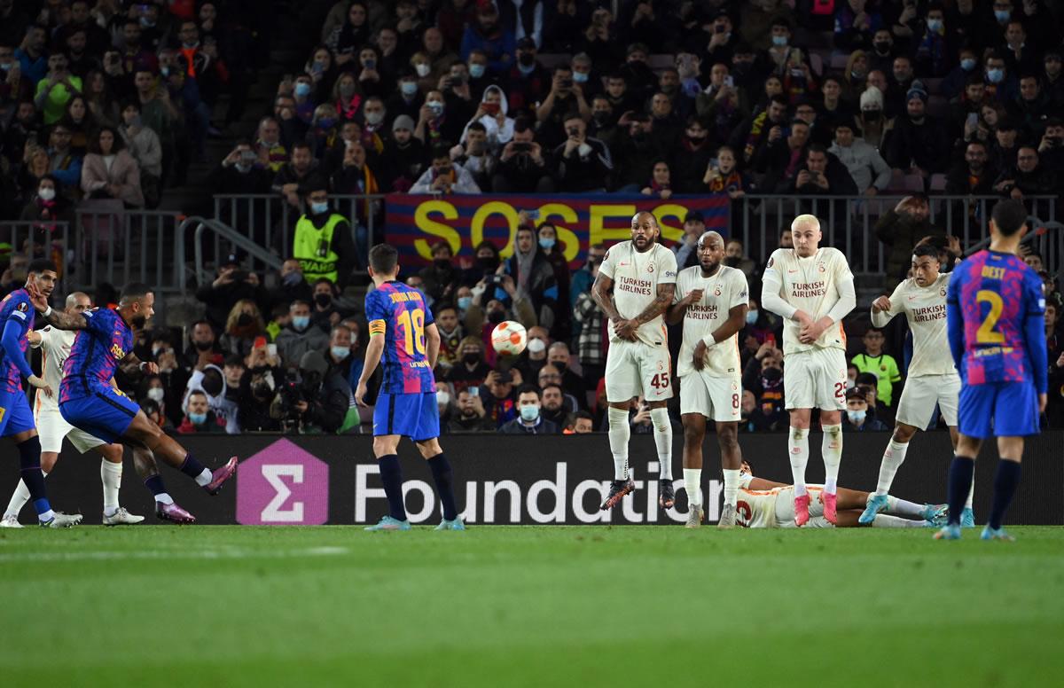 El tiro libre de Memphis Depay que tapó el portero español Iñaki Peña.