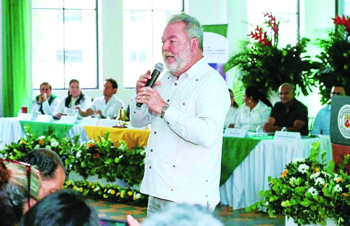 “Se despilfarraron más de L250 millones en compras sobrevaloradas”: Roberto Contreras