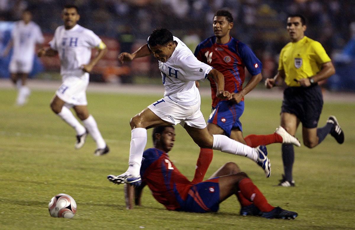 ‘Rambo’ de León en acción durante un Clásico contra Costa Rica.