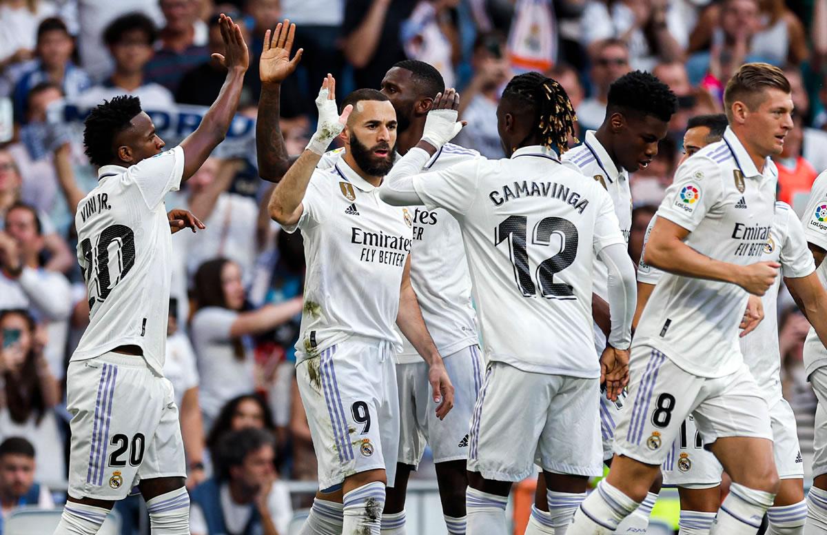 Karim Benzema es felicitado por sus compañeros tras uno de los goles.