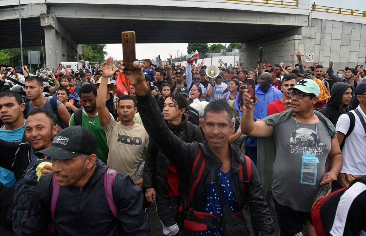 Los migrantes que partieron en caravana este lunes llevaban varios meses varados en Chiapas.