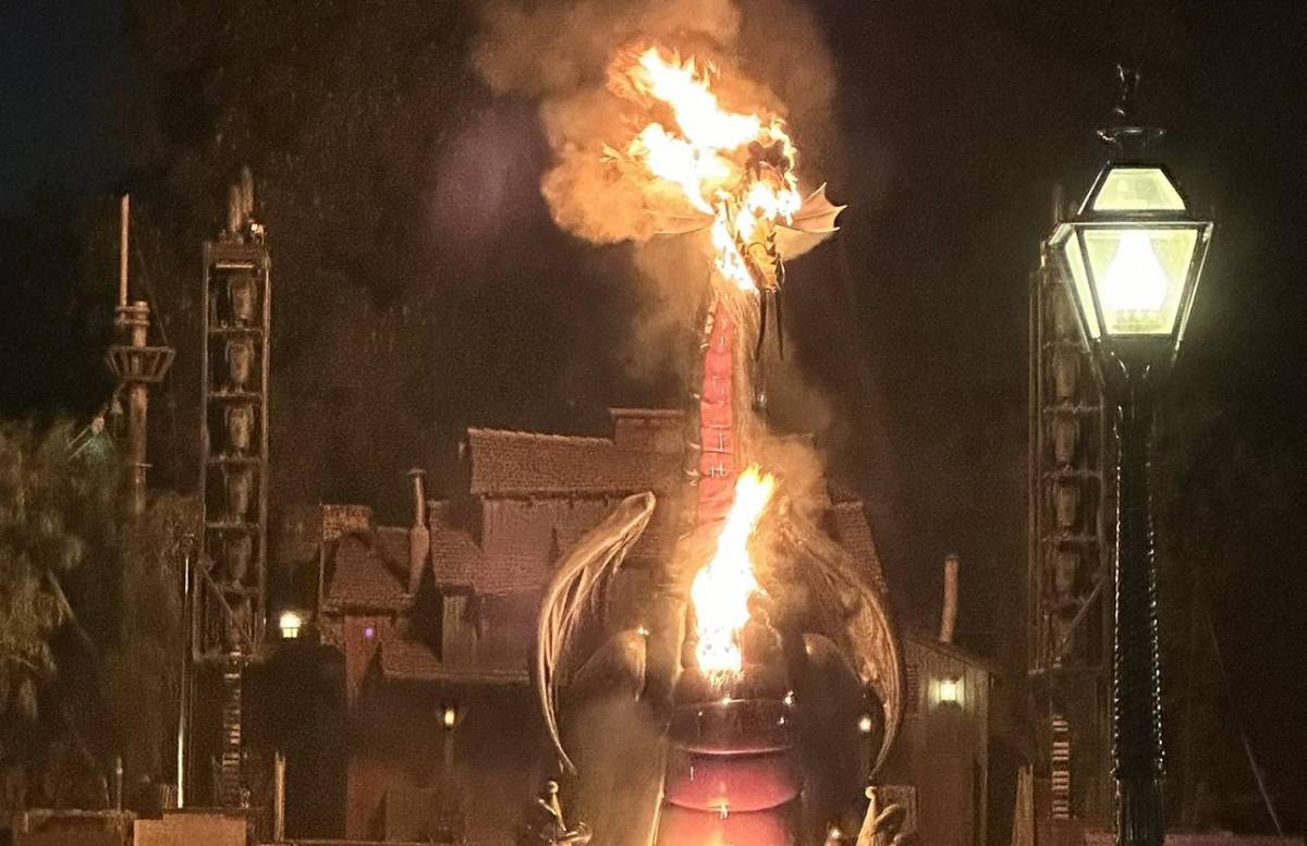 Atracción de dragón en parque de Disney de California se incendia