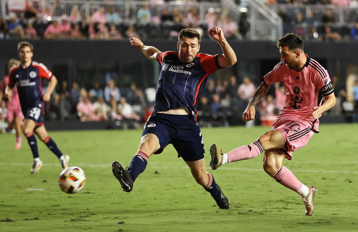 Messi marcando su segundo gol del partido contra el New England Revolution.