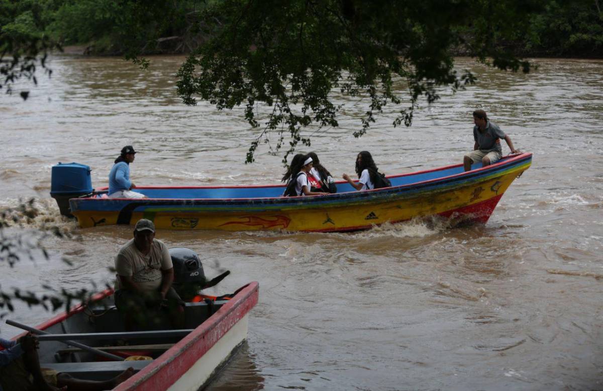 Miles de familias incomunicadas por lluvias del huracán Erick categoría 3