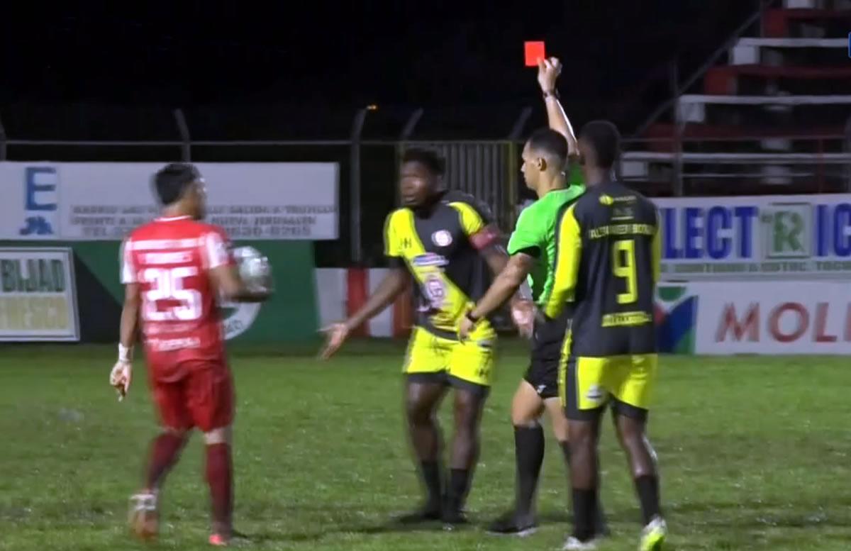 Ni tocó el balón: la rápida expulsión de Franco Güity en Tocoa