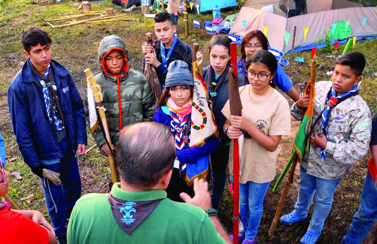 Los rangos dentro de la asociación están divididos por edades: La Manada de lobatos y lobatas que comprende de los siete a los 11 años. La Tropa Scout conformada por adolescentes de 11 a 16 años. El Clan Rovers para jóvenes entre los 16 y 21 años. Adultos voluntarios a partir de los 21 años.
