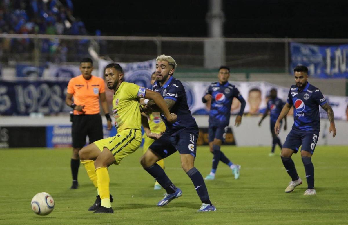 Auzmendi tuvo dos oportunidades similares, pero los futbolistas del Génesis evitaron el segundo tanto del partido.