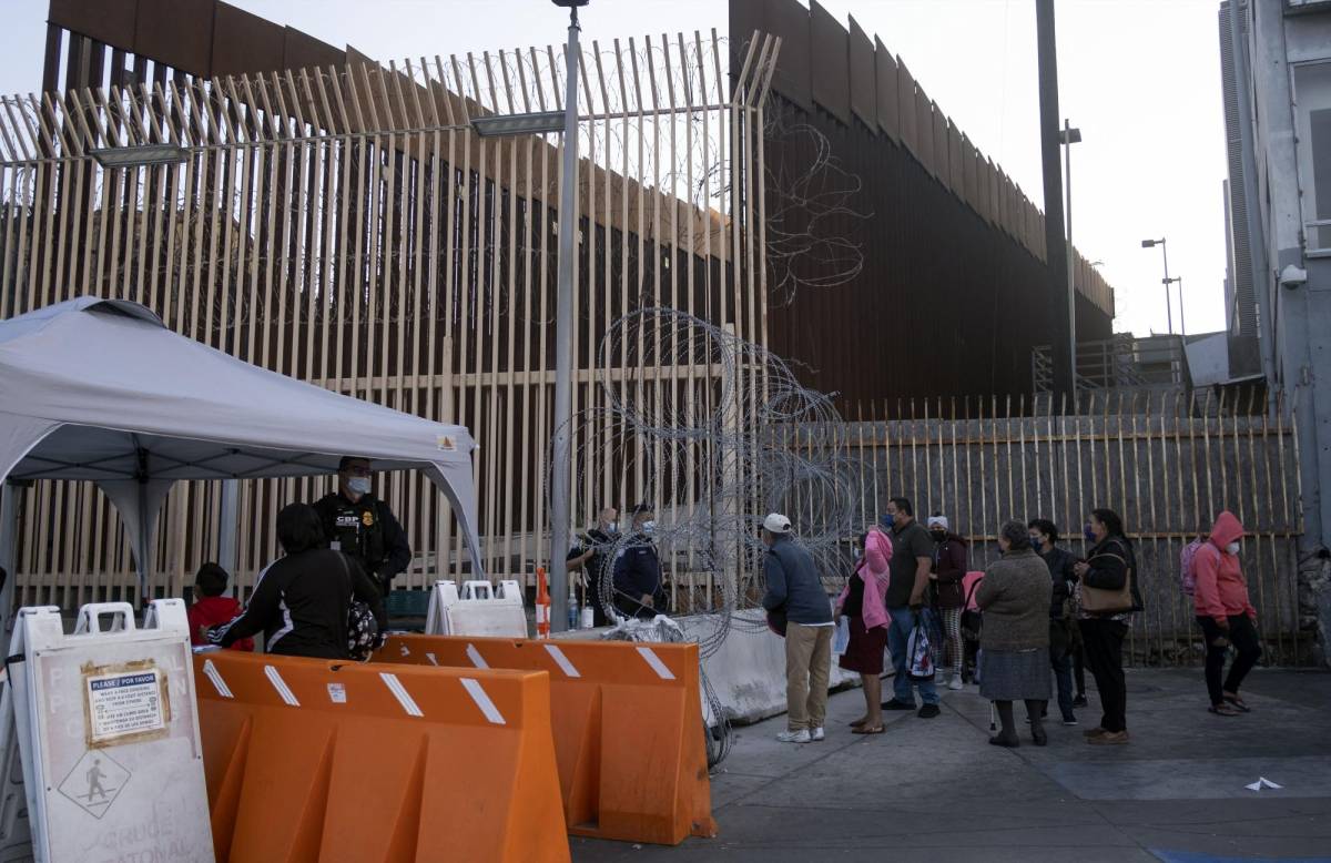 Inmigrantes aguardan en la frontera esperanzados por reapertura de EEUU