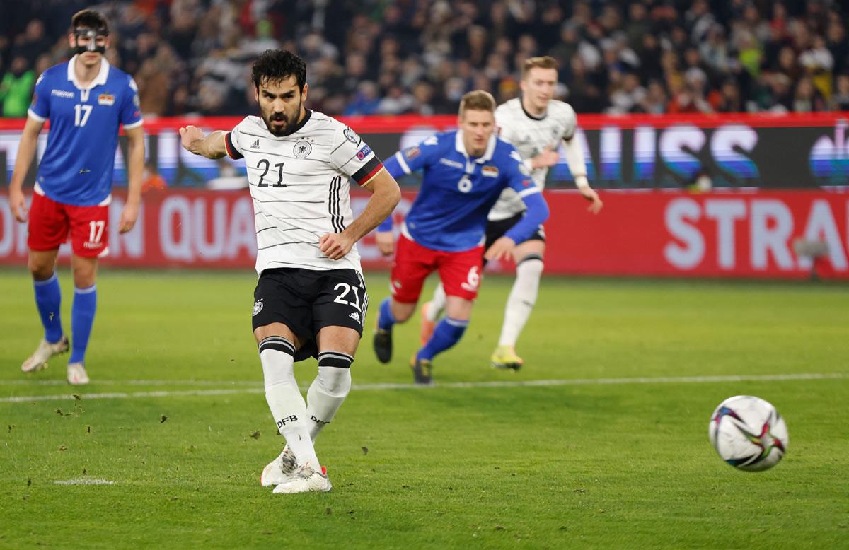 Ilkay Gündogan abrió el marcador con este lanzamiento de penal.