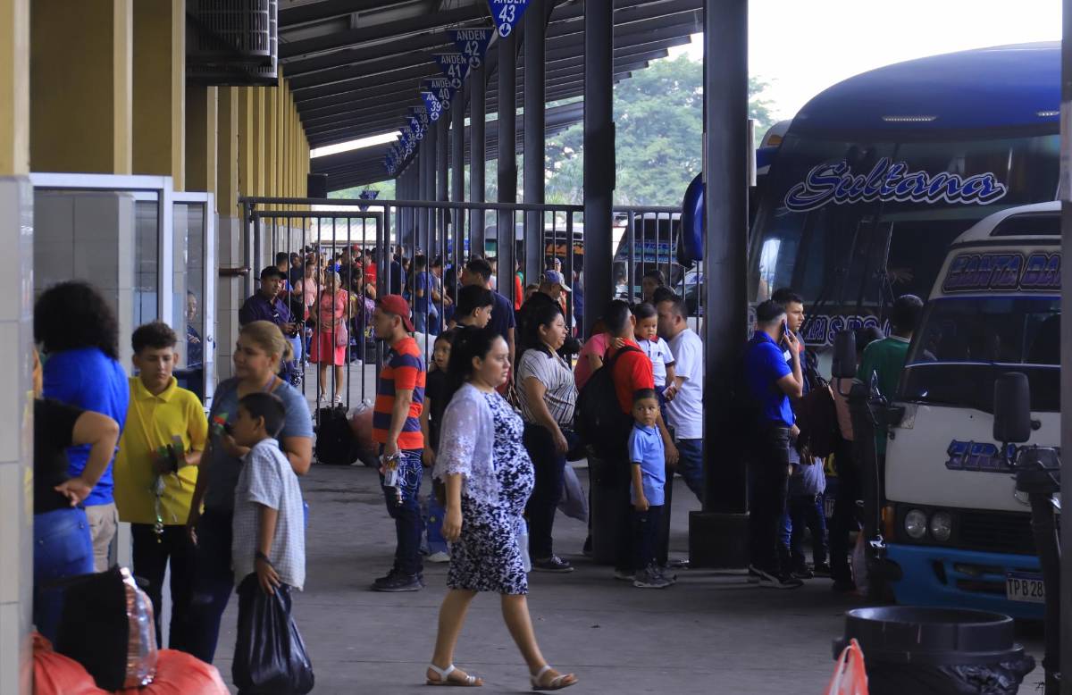 Viajeros abarrotan la terminal de San Pedro Sula y el Villeda