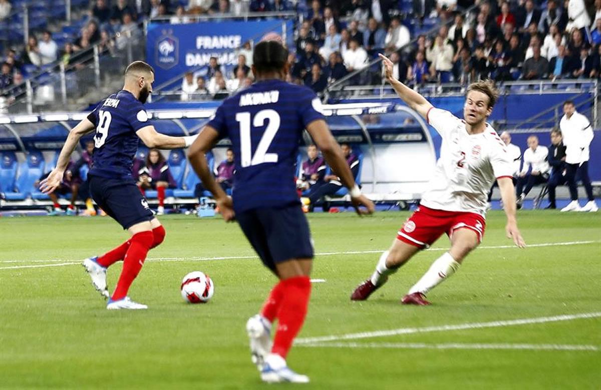 Así dejó Benzema a la defensa noruega para marcar un golazo.