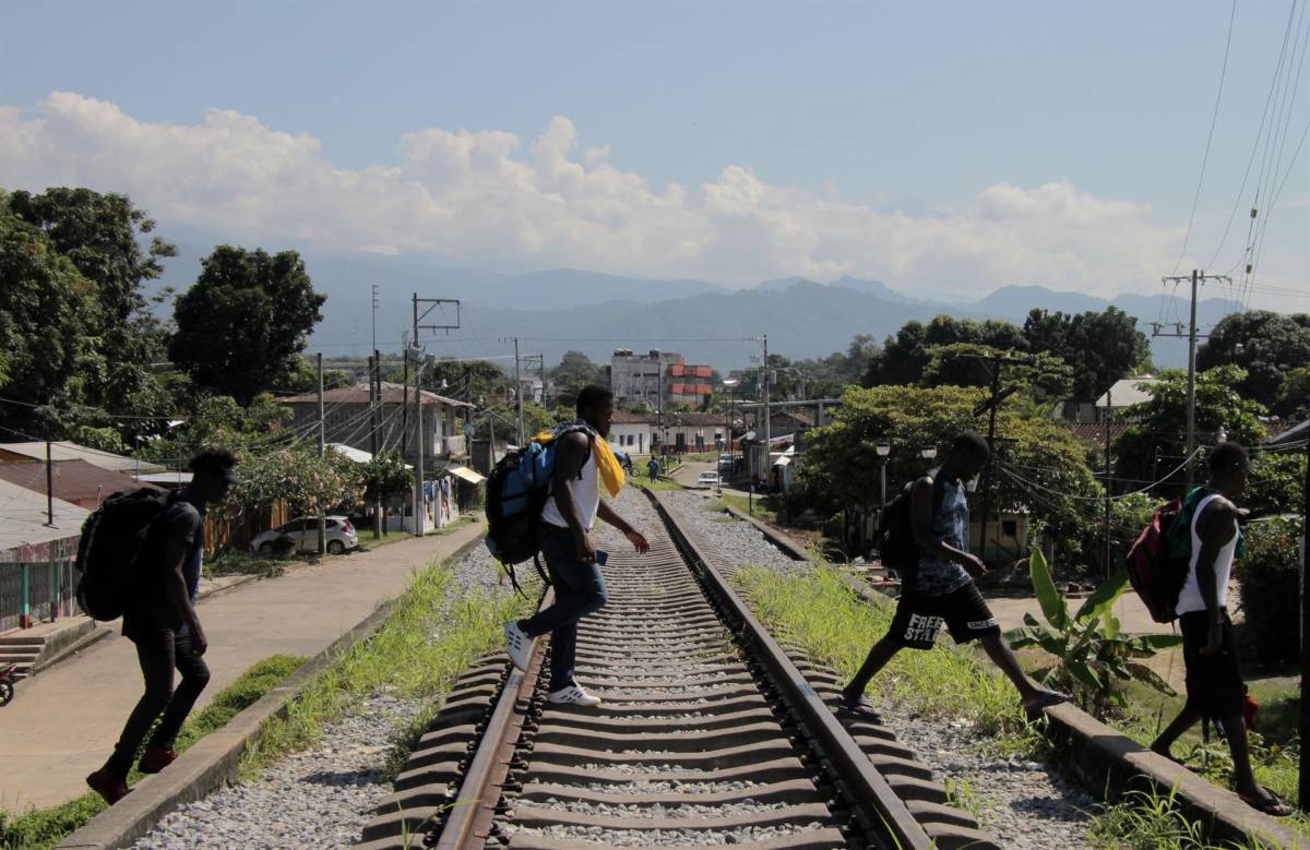 Guatemala detiene a 54 migrantes haitianos en furgón y los envía a Honduras