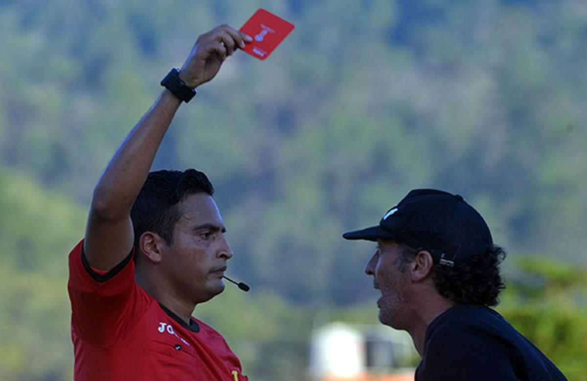 El árbitro hondureño se volverá a ver las caras con Pedro Troglio, a quien ya ha expulsado tiempo atrás.