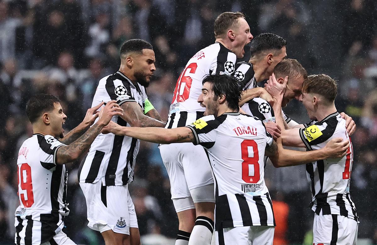 Los jugadores del Newcastle festejando su gran triunfo sobre el PSG.