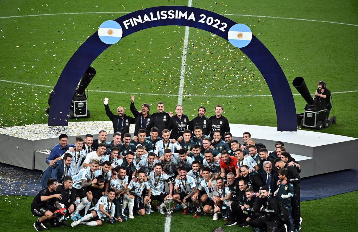 Los jugadores de Argentina posando con el trofeo de la Finalissima.