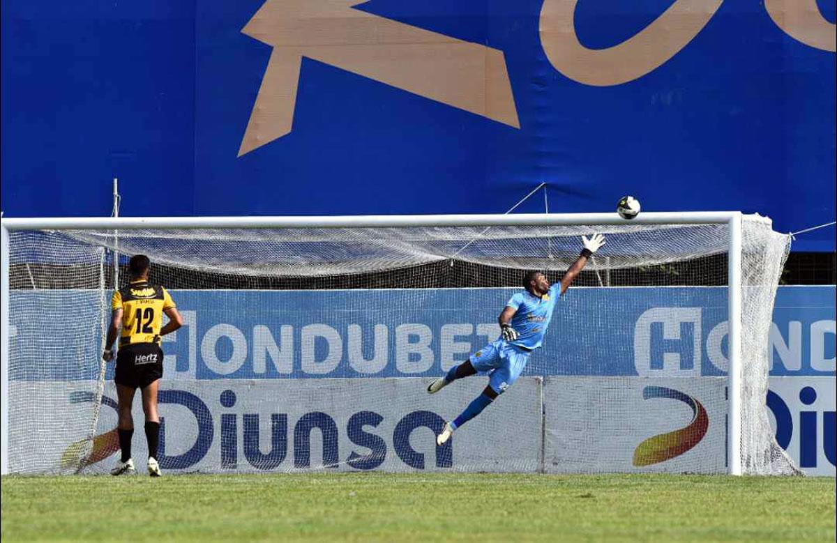 El vuelo de ‘Buba‘ López en el tiro libre de Alexy Vega que estrelló el balón en el horizontal.