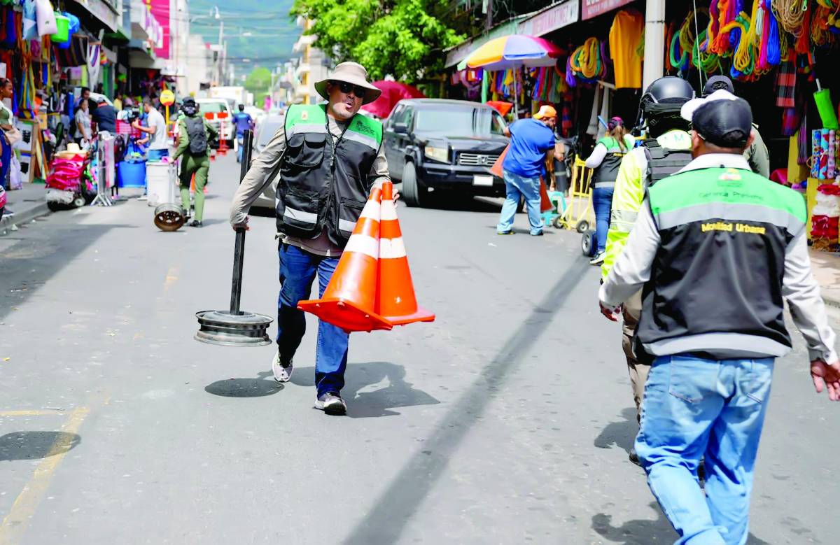 La Municipalidad inició operativos y decomisó productos a tiendas que mantienen ocupados hasta los derechos de vía en el centro de la ciudad.